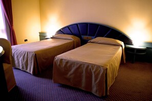 A hotel room with two single beds, a curved headboard, and bedside lamps. - Antica Postumia (Vedelago)