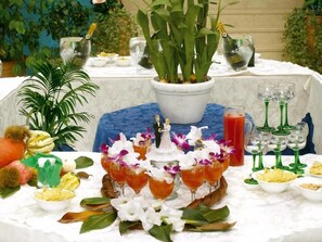A table set with a drink, a small figurine, and a potted plant. - Antica Postumia (Vedelago)