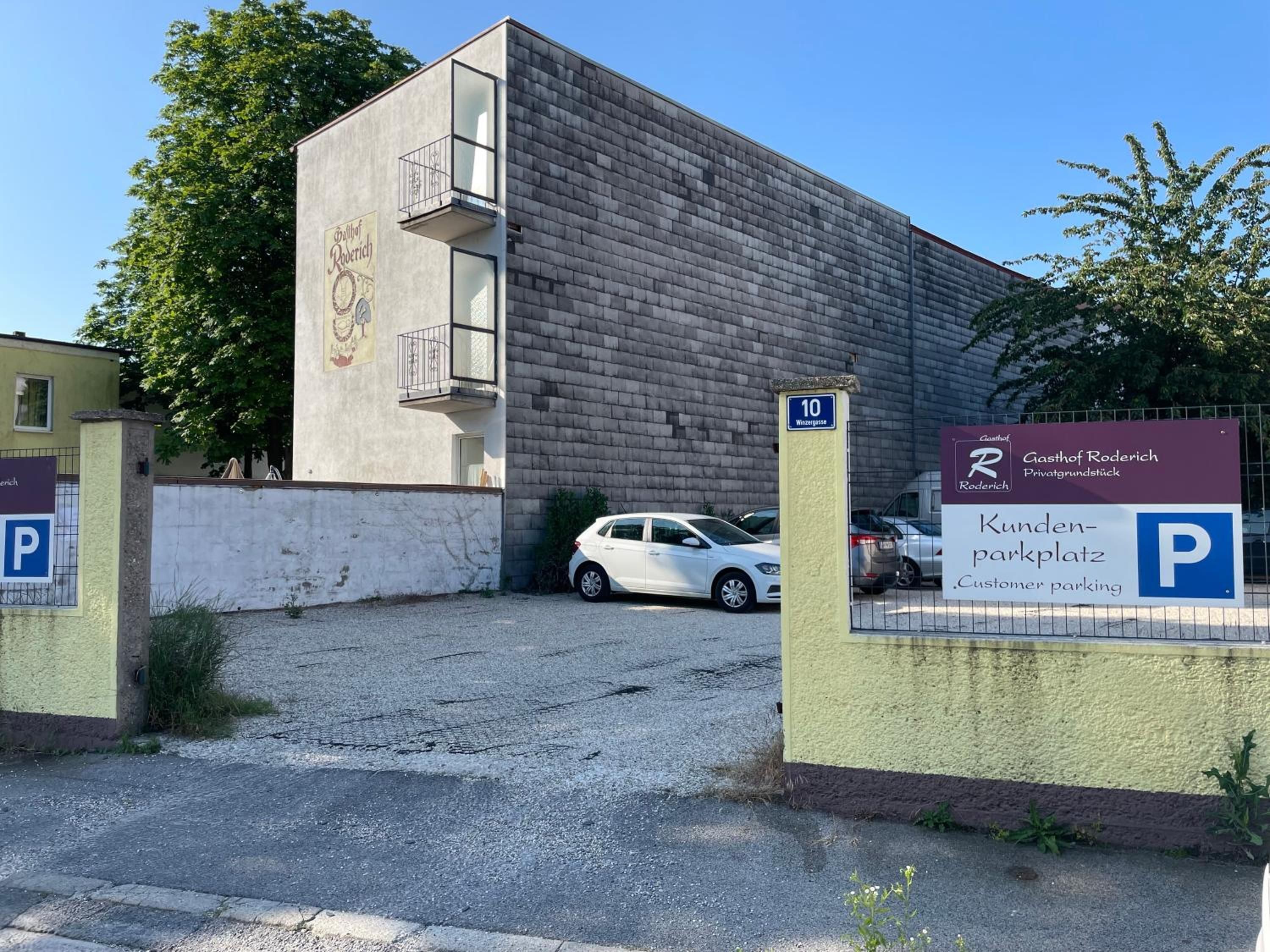 Ein Gebäude mit einem Schild, das einen privaten Kundenparkplatz kennzeichnet.