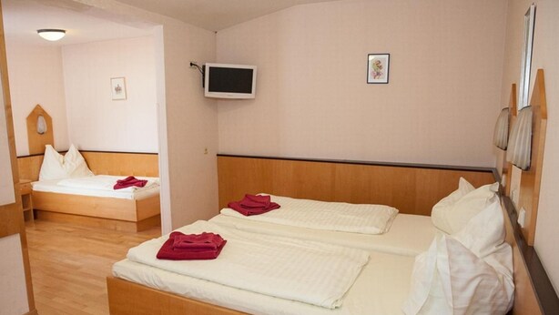 Room - Gasthof Roderich Hotel (Langenzersdorf)