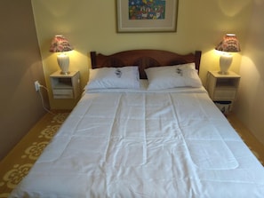 A neatly made bed with white linens and two bedside lamps. - Hostel Pousada Rheingantz Rio Grande (Rio Grande)