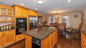 Room - Big 10 Luxury Cabin With Hottub (Big Bear Lake)