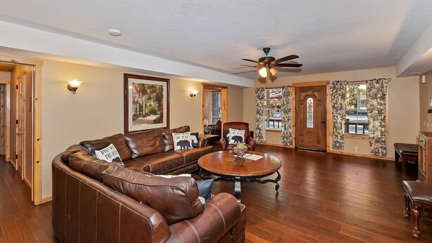 Room - Big 10 Luxury Cabin With Hottub (Big Bear Lake)