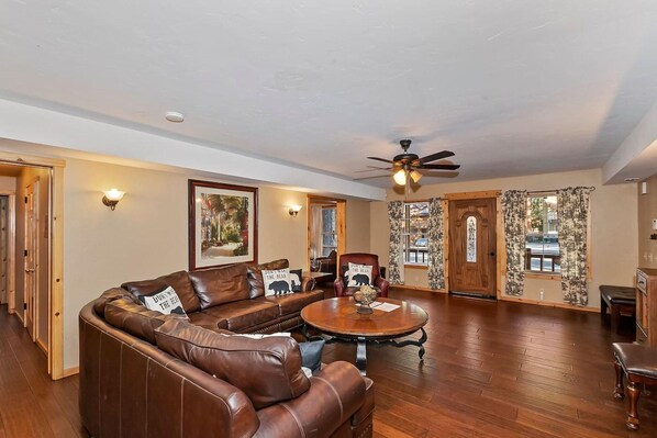 Room - Big 10 Luxury Cabin With Hottub (Big Bear Lake)