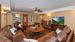 Room - Big 10 Luxury Cabin With Hottub (Big Bear Lake)