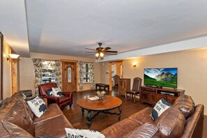 Room - Big 10 Luxury Cabin With Hottub (Big Bear Lake)