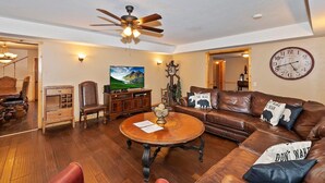 Room - Big 10 Luxury Cabin With Hottub (Big Bear Lake)
