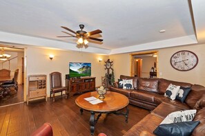 Room - Big 10 Luxury Cabin With Hottub (Big Bear Lake)