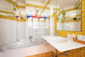 A bathroom with a bathtub, a shower, and a sink. - Hotel Castillo De Gauzón (Castrillon)