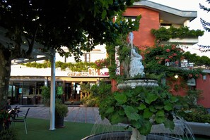 A building with a sign that reads 'GRAND DIAMES.' - Ristorante Albergo Gerardo Di Masi (Caposele)