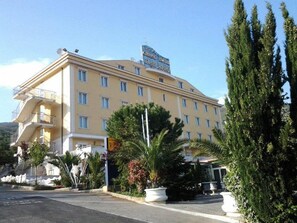 A multi-story hotel with a flat roof and a sign on top. - Grand Hotel Degli Angeli (San Giovanni Rotondo)