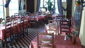 Unclassified image, 4 of 10, button - Auberge La Pignata (Montélimar)