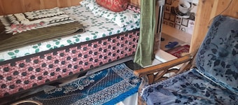 Andanam 村莊住宿,距 Nagtibba 徒步路線北方6公里