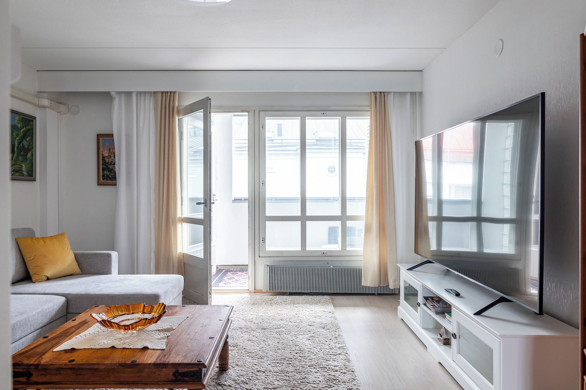 Apartamento City | Zona de estar | Smart TV de 85 pulgadas con canales por cable
