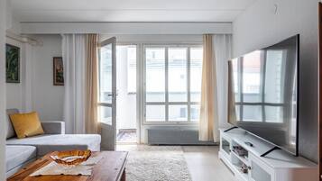 Apartamento City | Zona de estar | Smart TV de 85 pulgadas con canales por cable