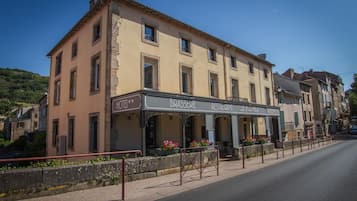 Un edificio di due piani con un'insegna che indica un albergo e un ristorante.
