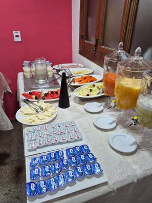 Mesa de buffet com diversos alimentos e acompanhamentos.
