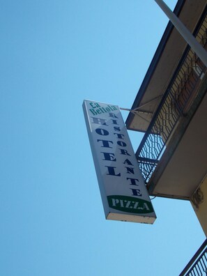 A hotel sign with the name 'La Bettola Hotel' and a green 'PIZZA' label at the bottom. - Hotel Ristorante La Bettola (Sasso Marconi)