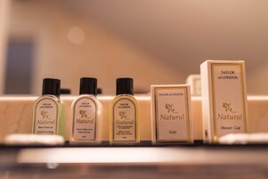 Una fila de productos de tocador naturales Taylor of London sobre una encimera.
