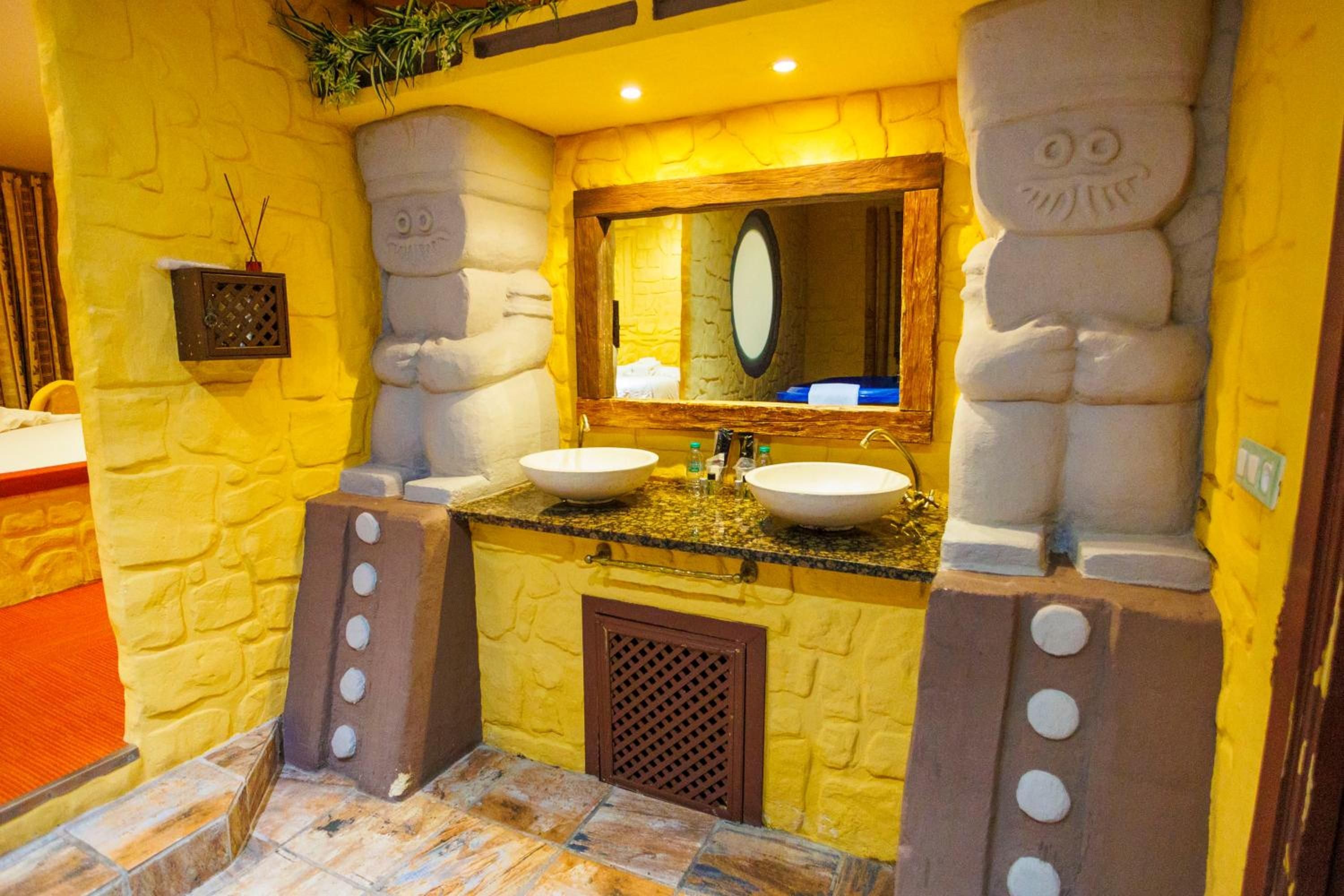 Un baño con dos lavabos, un espejo y una zona de ducha.