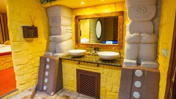 Un baño con dos lavabos, un espejo y una zona de ducha.
