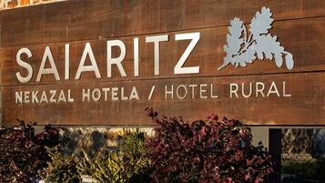 A wooden sign for SAIARITZ NEKAZAL HOTEL / HOTEL RURAL.