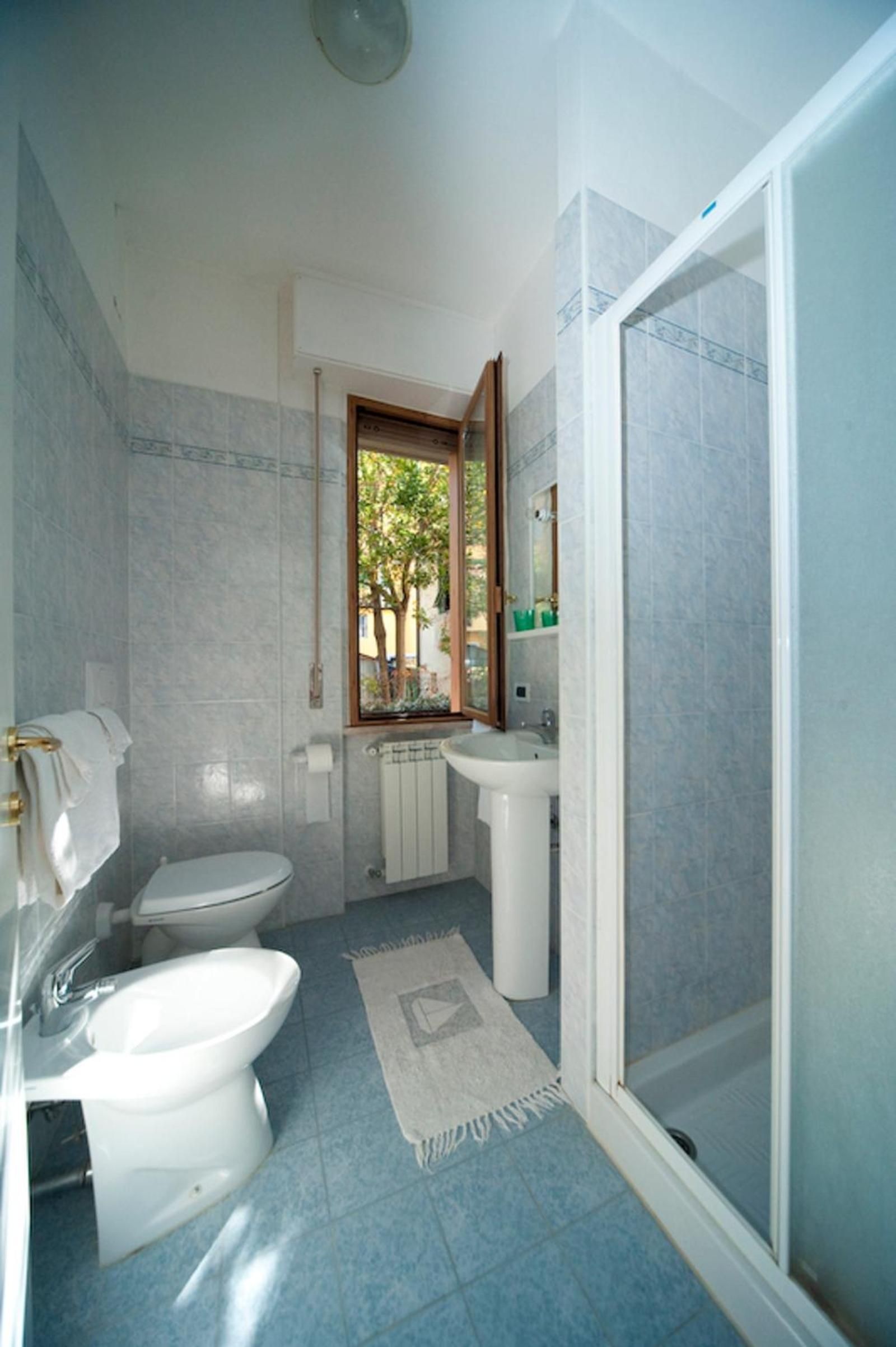 Un bagno con il water, un lavandino e una doccia.
