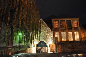 Un edificio histórico con fachada de piedra, una entrada arqueada destacada y un letrero que dice 'THEATRE DES JACOBINS'.