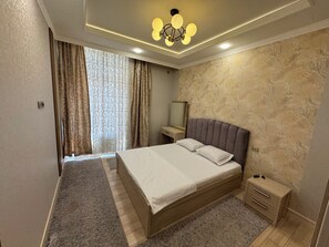 Une chambre à coucher avec un lit, une table de chevet et une commode.