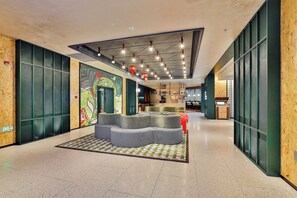 Un interior moderno con una zona de estar, bar y vistas al exterior.