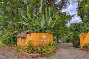 A pathway leading to a building with a sign reading 'Shawandha Eco Lodge.' - Shawandha Hotel (Cahuita)