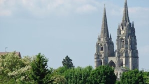 Uma catedral histórica com duas torres e detalhes arquitetônicos elaborados.