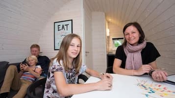 Et værelse med en hvidtavle, et indrammet skilt og et bord med farverige genstande.