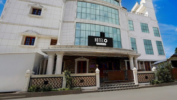 Et hotel med et tydeligt 'HOTEL' skilt, store vinduer og en klassisk arkitektonisk stil.