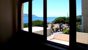 A view through a window with a clear sky and a distant coastline. - Hotel Santa Marina Antica Foresteria (Santa Marina Salina)