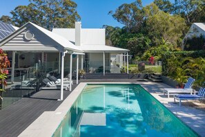 A modern house with a swimming pool, lounge chairs, and a covered patio area. - Treetops Retreat, Tinbeerwah (Tinbeerwah)