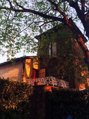 A stone building with a balcony, surrounded by greenery. - La Gabetière (Estrablin)