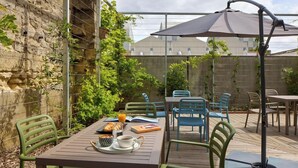 Outdoor dining - Quality Aparthotel Bordeaux Saint-jean (Bordeaux)