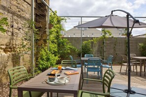 Outdoor dining - Quality Aparthotel Bordeaux Saint-jean (Bordeaux)