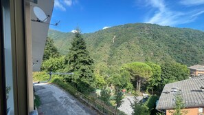 A mountainous landscape with a clear sky. - Bauhouse - Apartment between the sea and the mountains; pets allowed. (Chiose)