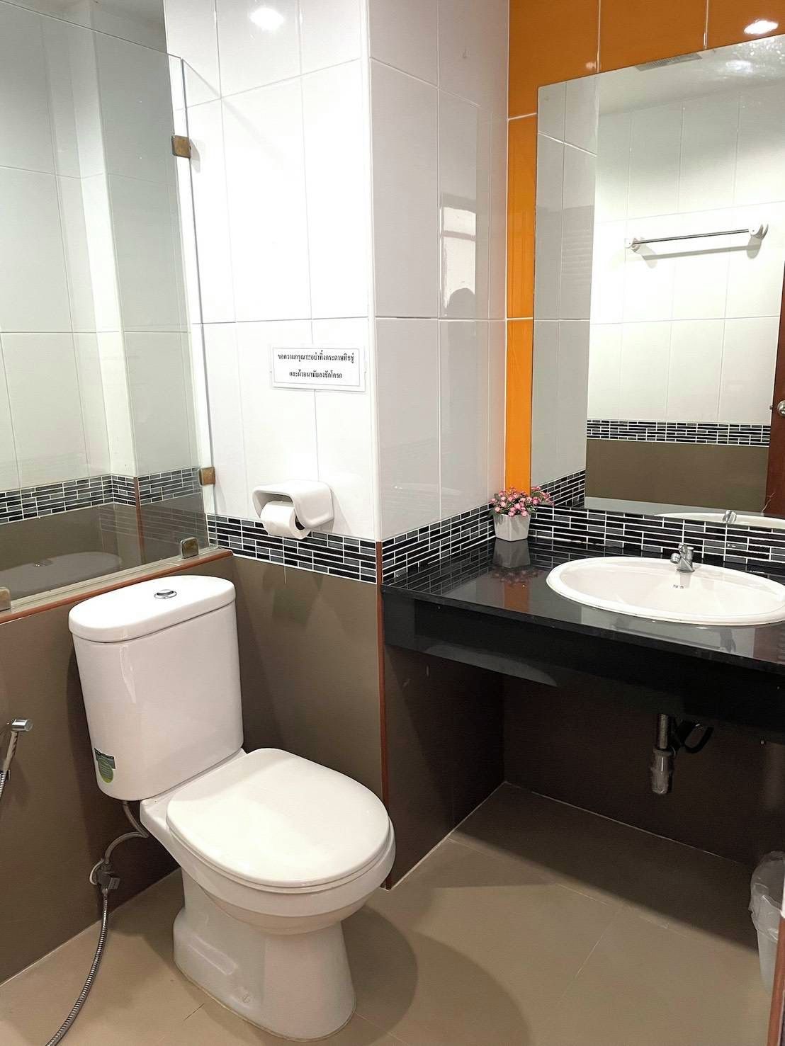 Superior Twin Room | Bathroom | Shower, towels, soap, shampoo