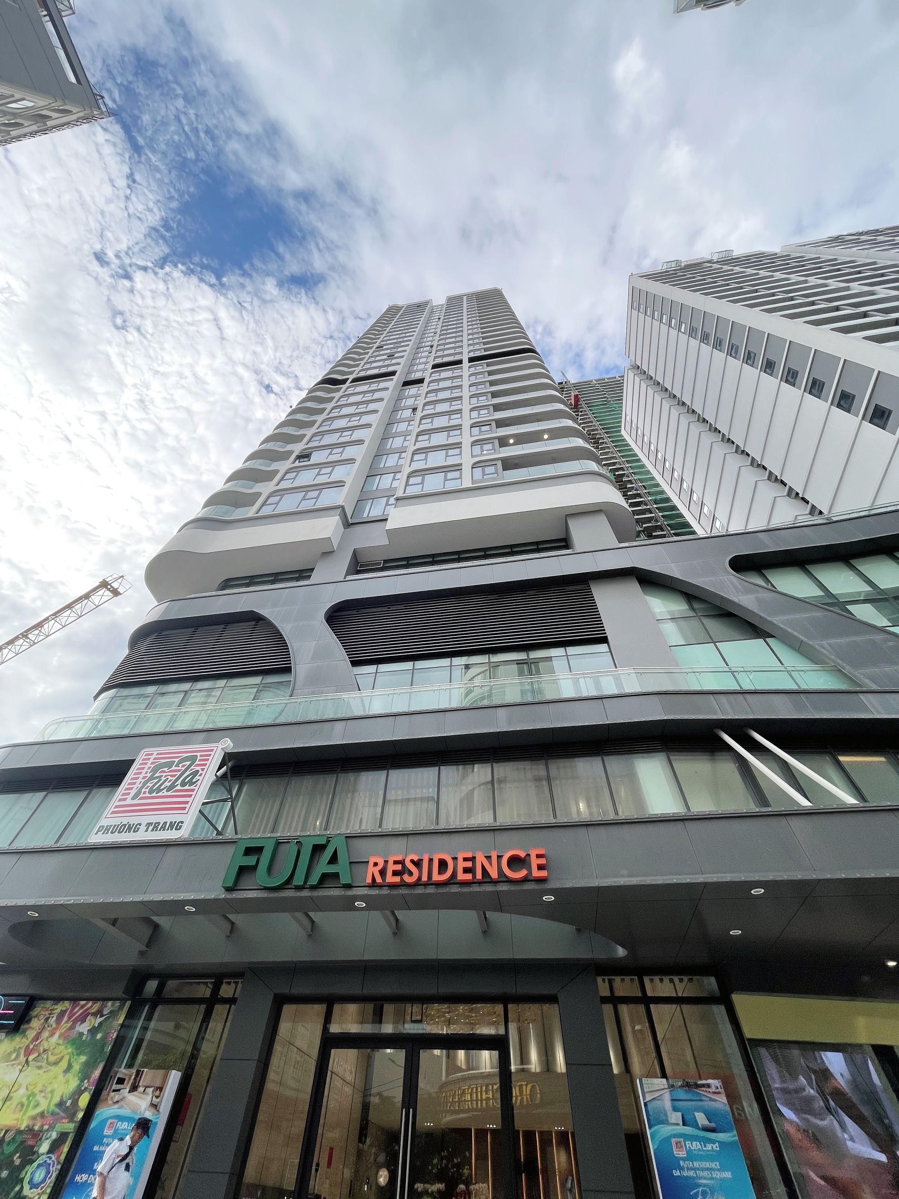 Un immeuble de grande hauteur portant une enseigne indiquant « Résidence Futa », ce qui signifie qu’il s’agit d’un quartier résidentiel.