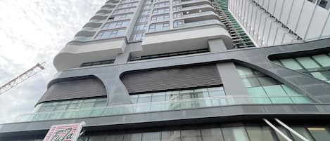 Un immeuble de grande hauteur portant une enseigne indiquant « Résidence Futa », ce qui signifie qu’il s’agit d’un quartier résidentiel.