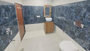 Family Suite | Bathroom - Royal Raj Palace (Aburaj)