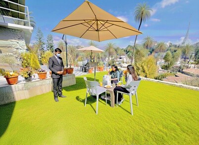 Royal Raj Palace Near Nakki Lake Mount Abu