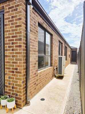 Unclassified image, 2 of 42, button - Willows Arena House | Pet-friendly (Melbourne)