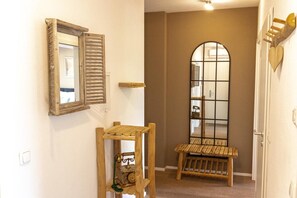 A hallway with a wooden bench, a mirror, and a wall-mounted telephone. - SOLIM: Luxury apartment (140 square meters) with a fireplace and a luxury bathroom, including 3 balconies, sleeps 6. (Kiefersfelden)