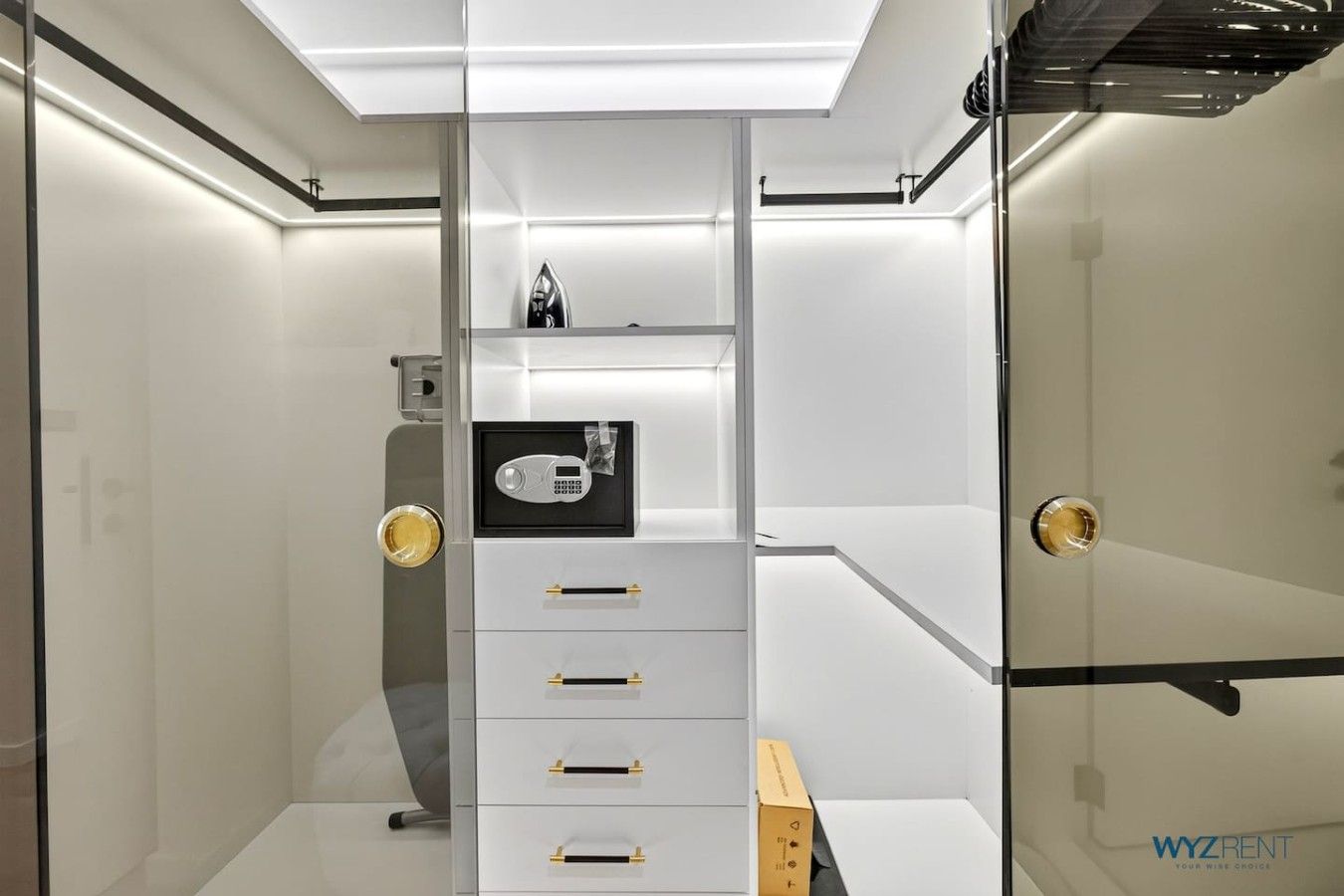 Une salle de bain moderne avec une douche à parois de verre, un meuble-lavabo intégré avec un miroir et des toilettes.