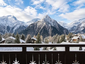 A mountain landscape with snow-covered peaks and a view of a residential area with houses and trees. - Dorion Lodge, Glacier View - Alto Society (Les Deux Alpes)