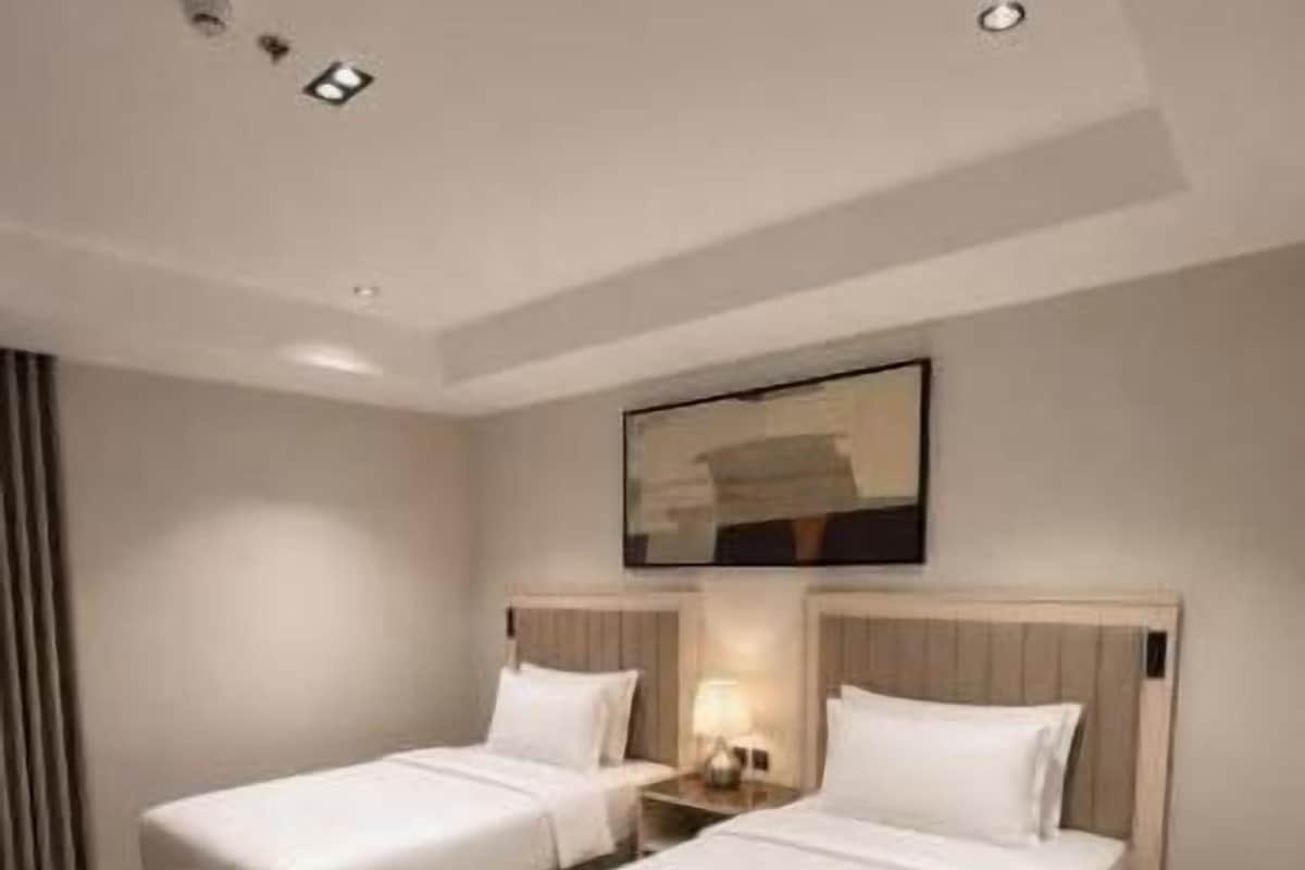 Deluxe Twin Room | In-room safe, blackout curtains, soundproofing, iron/ironing board
